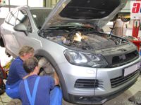 Инструкция по ремонту пневматической подвески Volkswagen Touareg 1 GP (рестайлинг 2006-2010 годов) для модели VW Touareg 1 GP с расширенным объяснением и пошаговым руководством.