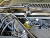 Замена передних стеклоочистителей на рестайлинговом VW Touareg 1 GP 2006-2010 года выпуска
