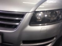 Смена осветительных приборов в передних фарах рестайлинговой модели Volkswagen Touareg 1 GP с 2006 по 2010 год.